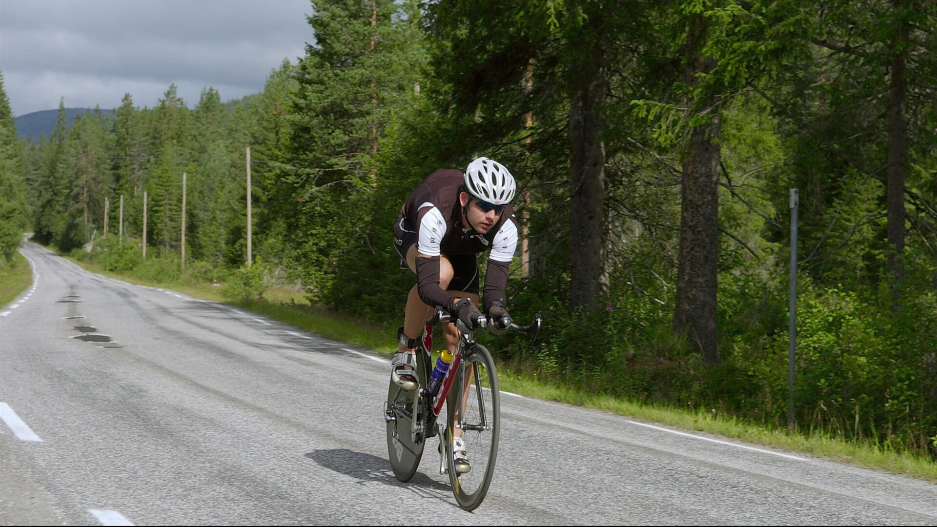 撑杆跳新星闪耀国际赛场 破纪录表现引全球瞩目